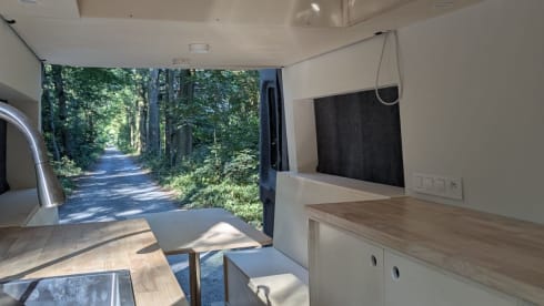 BigBlueBeast – 2-person very spacious off-grid Ford bus
