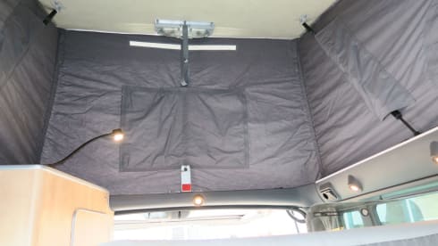 Nuggie – Nuggie wants to go, red Ford Transit nugget westfalia from 2006