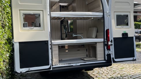 Dreamer Camp 5 – Spacious campervan for 4 to 5 people (sitting & sleeping)  