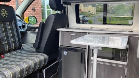 Bumble Bee – 4 berth Volkswagen campervan from 2017