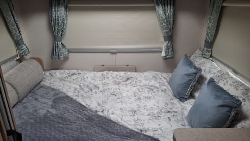 Foxy – 6 berth family motorhome with canopy, 2017