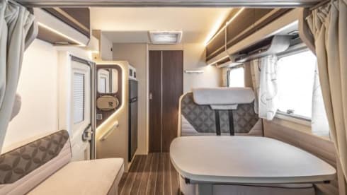 Super camper with 5 fixed beds! 2023