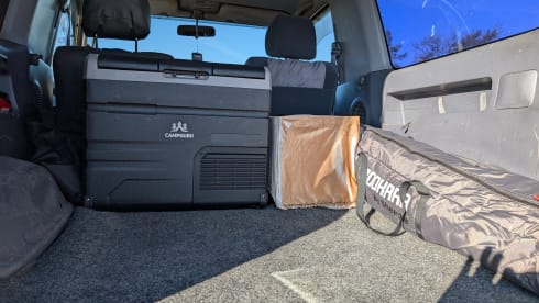 Cool Toyota Landcruiser with 2-person roof tent, unlimited km!