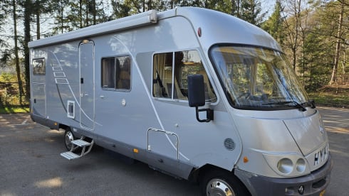 Hymer B700 per 4 persone, integrato da Mercedes del 2005, cambio automatico, patente di guida B o C