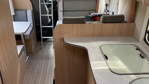 De Glucksmobil! – 6 person family camper Alcove