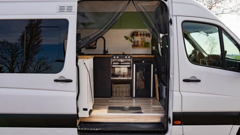 Gigi – 2p Mercedes Sprinter Off Grid (Bed 02m05!)