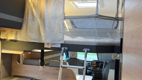 Spacious camper, full option, incl. air conditioning, for up to 4 people. 