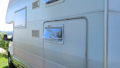 De Roze Olifant – Spacious family camper - 7p Ford alcove from 1998 