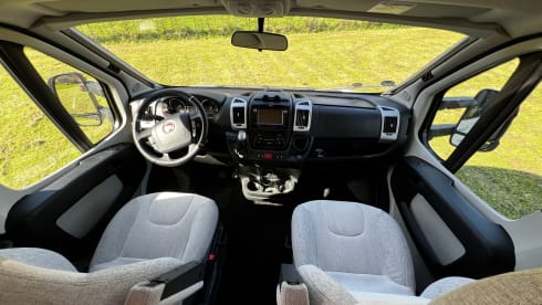 13 LMC T742 – LMC T742 semi-integrated camper 2020