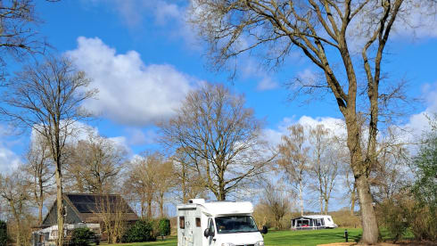 Accogliente camper semi-integrato per 4 persone, completamente attrezzato.