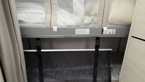 Ford Challenger 6 persoons, stapelbedden en hefbed