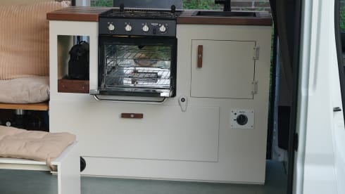 Zonnewijzer – Winter-Proof Off-Grid Campervan with Solar, Nespresso, Oven and more!