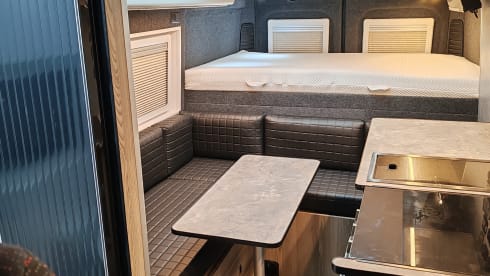 Zoe – Luxury 5 Birth Camper