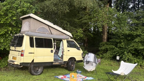 The beast, Mitsubishi L300 uit 1995 – Gelber 4x4-Campervan – Abenteuer abseits der Zivilisation, Natur und Büro in einem!