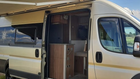 Travelcar – Beautiful cool modern 2 person camper bus