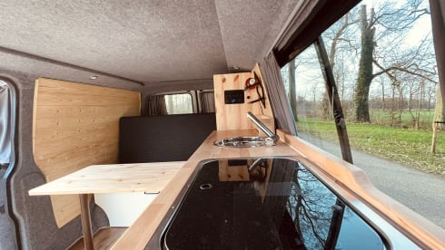 Babs – 4p Volkswagen campervan with roof bed