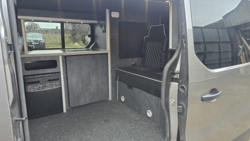 Roy – Renault-Campervan mit 2 Schlafplätzen ab Baujahr 2019 – Versicherung inklusive!