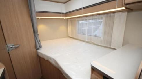 H- type – Compact camper with automatic transmission, luxury camper with all the trimmings