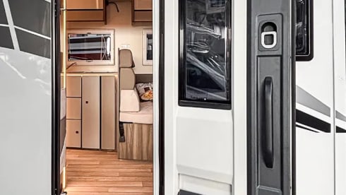 Drivetohappiness – 4p Ford semi-integrated uit 2026