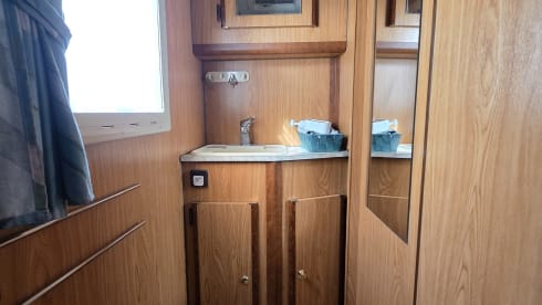 The Sassenach – Peugeot J5 Maess semi-integrated uit 1993