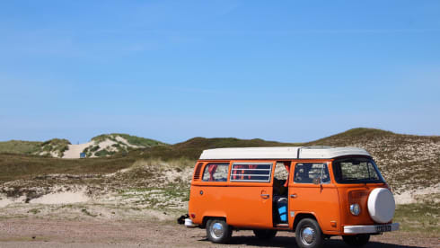 Orange  – Hip Orange retro Volkswagen T-2 Camper
