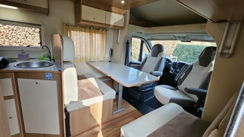 Voyager – impeccable 4p semi-integrated camper from 2017