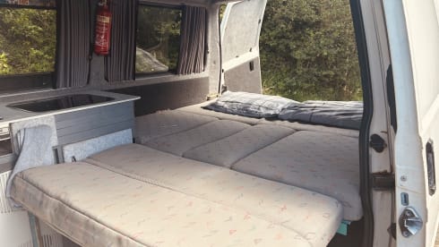Readers (ready for anything) – 2 berth Volkswagen campervan from 2002