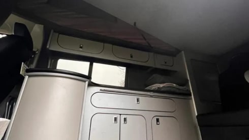 Eddie – 4 berth Volkswagen Campervan T5 Pop top