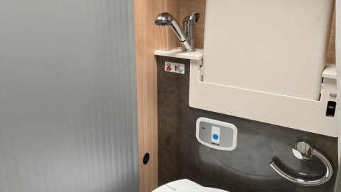 Luxurious and sustainable bus camper (automatic) with light interior and many extras