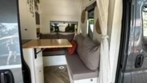 El Monstro – Luxurious and comfortable 2 person camper bus
