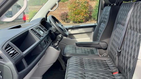 Wee Mags – Immaculate 4 berth 2017 VWT5 Camper