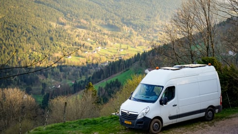 Eli – Luxuriöser autarker Camper – Warmwasser & Außendusche