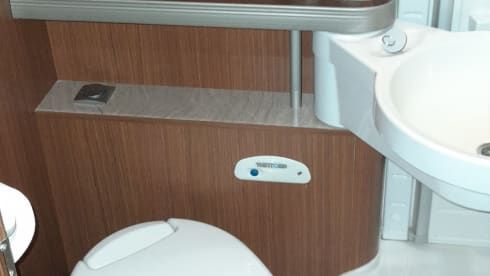 Luxury motorhome 4 persons automatic.