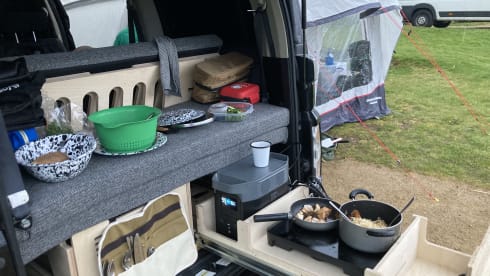 The Moose  – Nissan campervan met 4 slaapplaatsen uit 2007