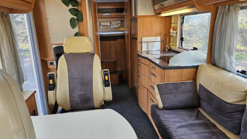 Hymer B700 per 4 persone, integrato da Mercedes del 2005, cambio automatico, patente di guida B o C