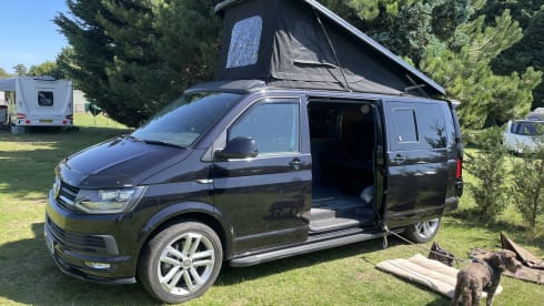 Black Beauty – 4 berth 4WD Automatic VW Transporter