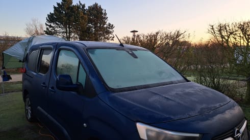 SLOWIE – 2p Sleeping Car on Wheels in an Opel Combo