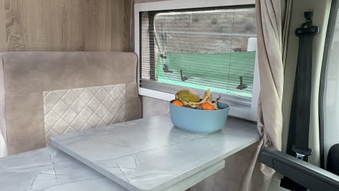 Bowie – Attractive, luxurious, off-grid campervan (incl. all-risk insurance)