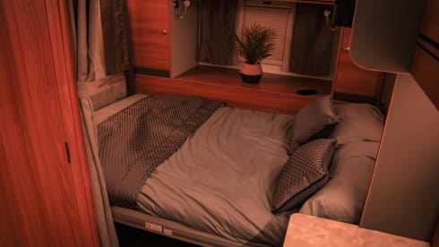 Rose – Rose - Luxury 4 Berth, Automatic Motorhome 