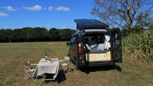 Matty – Matty camper super bus to go on an adventure!