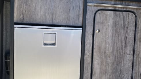 Riley – Schönes rotes Wohnmobil mit 4 Schlafplätzen zu vermieten, brandneu für den Sommer 2022