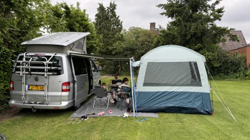 bear hunter – 4p Volkswagen California T5 bus 