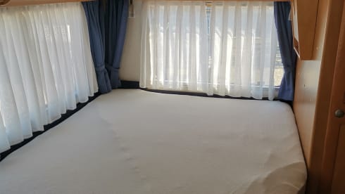 B574 met dubbele bodem  – 4p Top Hymer with good French beds