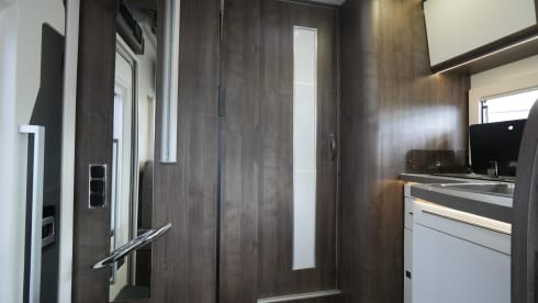 Location de camping-car semi-intégré de luxe Benimar – automatique – 5 places – 2026