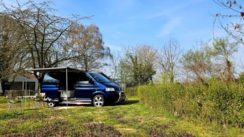 Rugged Volkswagen T5 Camper | extra tent, air conditioning, cruise control