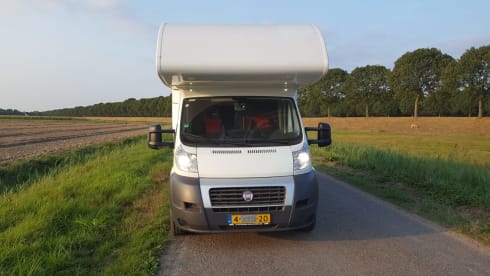 Luxurious spacious 6 person family camper with air conditioning (2x), garage and inventory.