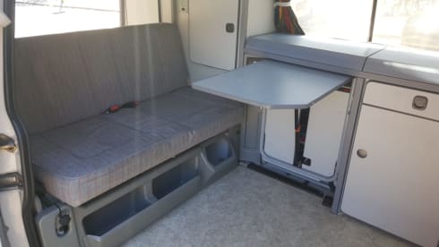 T4 Caravelle – Complete and compact Volkswagen T4 camper with 4 berths