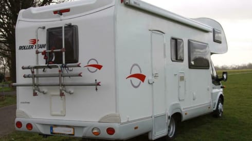 Spacious furnished family camper with bunk beds and air conditioning