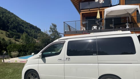 Jiggleypuff – Nissan campervan uit 2007 met 3 slaapplaatsen (klein gezin).