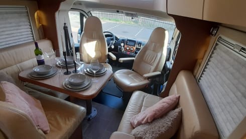 Luxury motorhome 4 persons automatic.
